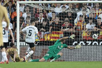 El delantero polaco del FC Barcelona Robert Lewandowski (i) consigue su gol durante el partido de la jornada 12 de LaLiga que Valencia CF y FC Barcelona jugaron ayer sábado en Mestalla. EFE/Biel Alino