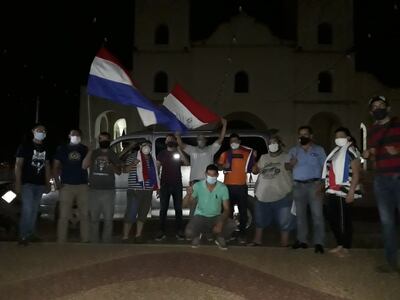 Jóvenes piden resistir a los corruptos a quienes piden se vayan de manera pacífica