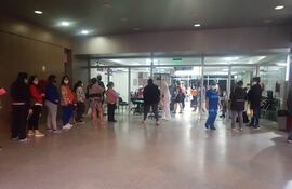 Aglomeración de pacientes en el Hospital San Pablo
