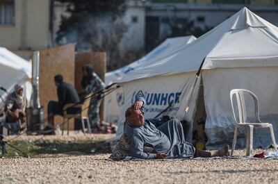 Un refugiado sirio descansa en un campamento improvisado tras los fuertes terremotos en Hatay, Turquía, el 24 de febrero de 2023.