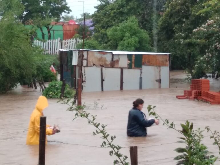 En el barrio San Roque de Villeta hay cientos de viviendas inundadas.
