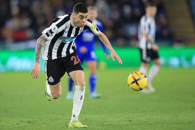 El mediocampista paraguayo del Newcastle United, Miguel Almiron, persigue el balón durante el partido de fútbol de la Premier League inglesa entre el Leicester City y el Newcastle United en el King Power Stadium de Leicester, en el centro de Inglaterra, el 26 de diciembre de 2022.