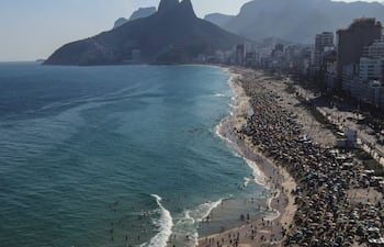 Miles de personas en la playa de Ipanema en Río de Janeiro (Brasil).