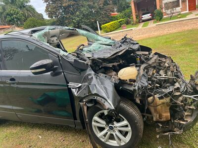 Imagen del vehículo que sufrió el accidente con la vaca suelta en la ruta.