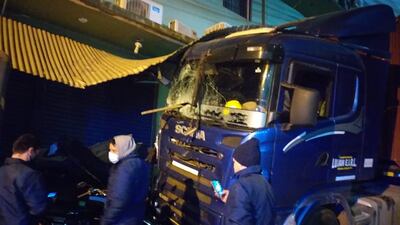 El aparatoso accidente afortunadamente no dejó heridos, pero sí cuantiosos daños materiales.