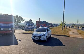 Camioneros bloquean el tránsito en la Avenida Costanera.