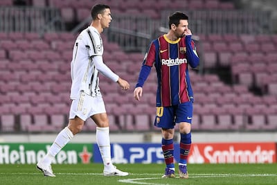 (ARCHIVOS) En esta foto de archivo tomada el 8 de diciembre de 2020, el delantero portugués de la Juventus, Cristiano Ronaldo (izquierda), pasa junto al delantero argentino del Barcelona, ​​Lionel Messi, durante el partido de fútbol del grupo G de la Liga de Campeones de la UEFA entre el Barcelona y la Juventus en el estadio Camp Nou de Barcelona. - El partido amistoso de fútbol del 19 de enero de 2023 en Riyadh enfrentará al Paris Saint-Germain de Messi contra un equipo selecto formado por jugadores del nuevo club de Ronaldo, Al Nassr, y sus rivales sauditas, Al Hilal.