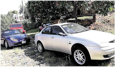 Parte de la flota de vehículos de Halley que estaba en una propiedad de Samuel Sanguina Bareiro, usada como local de ventas, en  la ciudad de Ñemby.