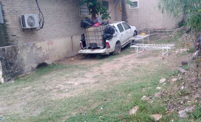 La basura es acumulada en el patio del hospital de Fuerte Olimpo en un vehículo en desuso y luego es quemada en tambores.