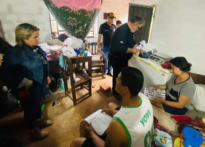 La agente fiscal, Mercedes Vera Monges, conversan con la pareja detenida.