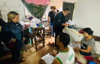 La agente fiscal, Mercedes Vera Monges, conversan con la pareja detenida.