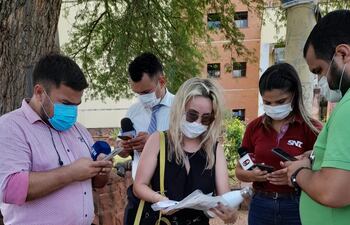 La fiscala Sandra Ledesma (centro) a su salida del juzgado de Luque.