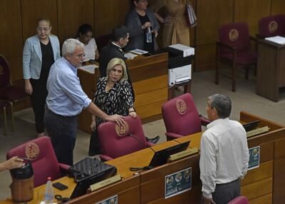 El senador Fidel Zavala (PPQ), (der). conversa con su colega Hermelina Alvarenga (PLRA) y con el senador José "Pakova" Ledesma (PLRA).