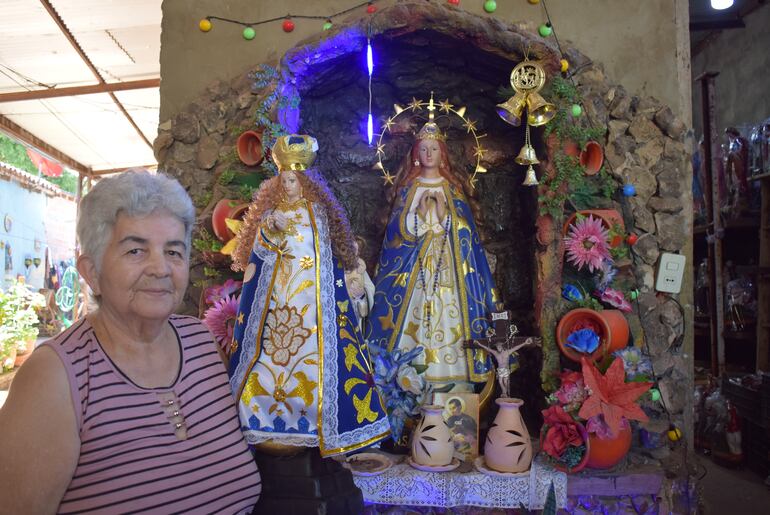 Artesana aregüeña, principal proveedora de la imagen de la Virgen de los milagros para vendedores de Caacupé.