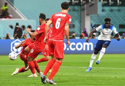 Bukayo Saka (d) dispara de zurda y anota su segundo gol, el cuarto para Inglaterra en la goleada 6-2 sobre Irán.