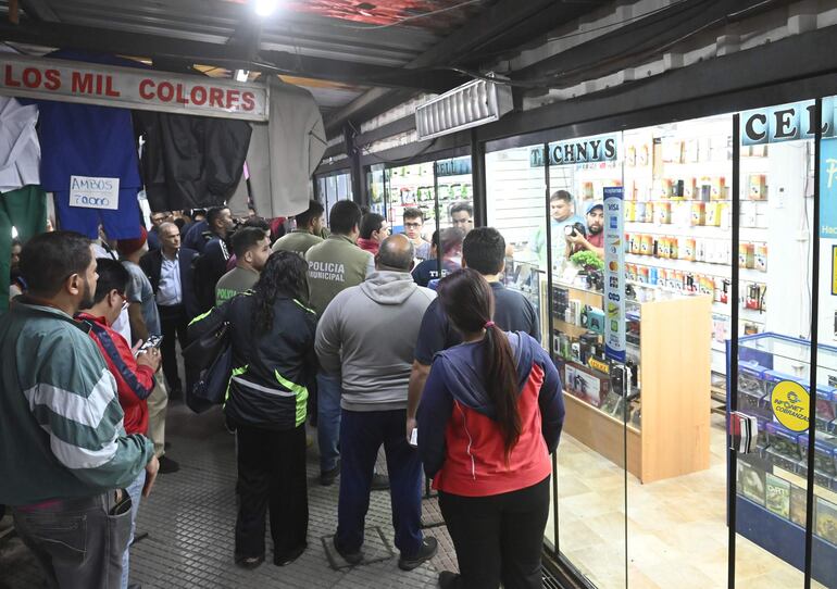 Operativo municipal se realizó el lunes de tarde en la avenida Pettirossi. Hay 25 casillas, pero más de las mitad ya no están ocupadas por los afectados  de las obras de Itaipú en el edificio central.