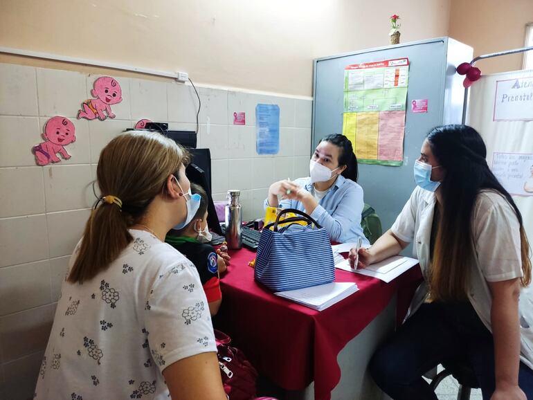 Los médicos cirujanos evalúan a los niños que primeramente quedan preseleccionados y luego elegirán a los que necesitan de urgencia una intervención quirúrgica