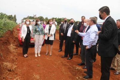 La comitiva judicial encabezada por César Diesel (corbata roja) frente el predio donde se proyecta la sede de los juzgados.