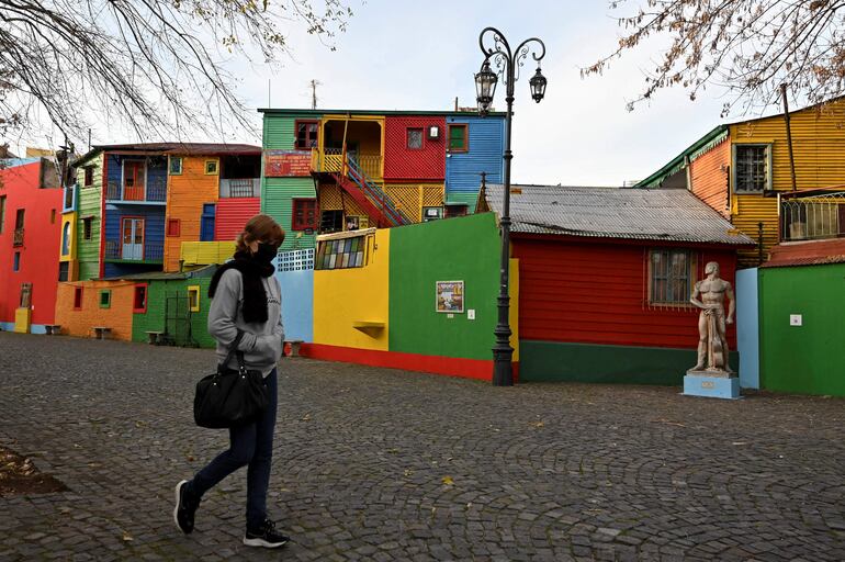 Una mujer camina por "Caminito" en el barrio porteño de La Boca. En 1950, a iniciativa del artista argentino Benito Quinquela Martin, se convirtió en una peatonal y museo al aire libre. Adoptó el nombre del tanto "Caminito", compuesto por los músicos  Juan de Dios Filiberto y Gabino Coria Peñaloza.