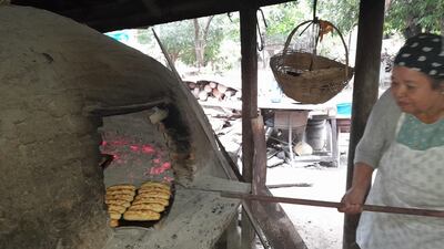 La Sra. Agustina Segovia de 71 años de edad, se dedica a la elaboración de chipa  hace más de 30 años.