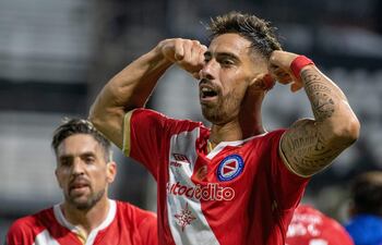 Gabriel Ávalos marcó un gol de cabeza para Argentinos Juniors.