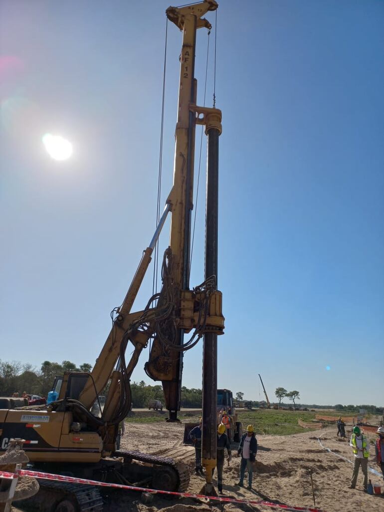 Perforación de los pilotes en la obra del futuro tercer puente con el Brasil.