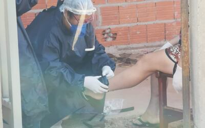 Una tobillera electrónica controla ahora a la paciente con covid-19