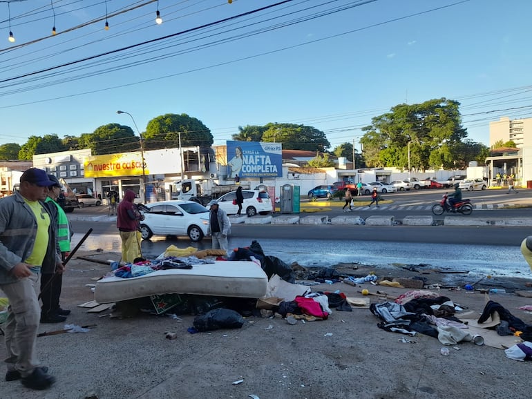 Gran cantidad de basura sobre avenida Eusebio Ayala, tras despeje.