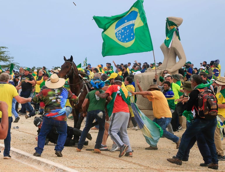Un policía cae de un caballo durante un enfrentamiento con bolsonaristas, hoy en Brasilia.