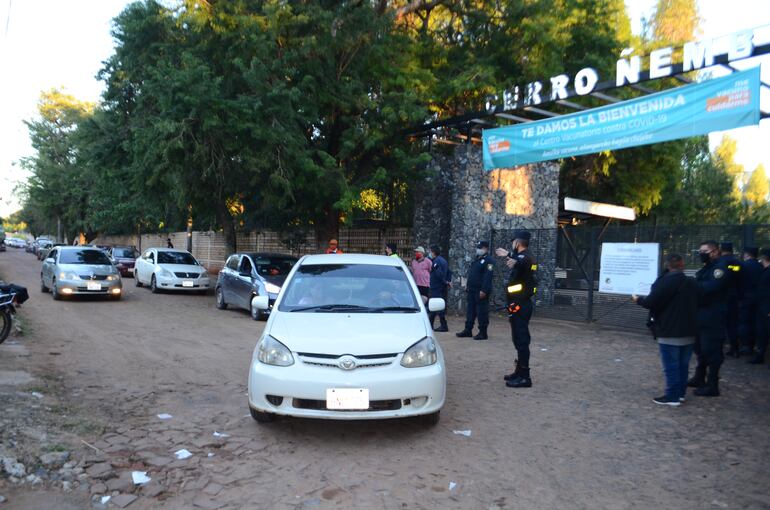 Un total de 645 personas se vacunaron hoy en el cerro Ñemby, pero muchos se quedaron sin recibir la dosis.