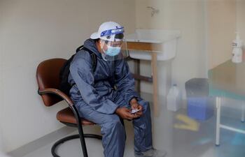 Las cifras de organismos privados que siguen la evolución de la pandemia en el país señalan que actualmente se está presentando una leve disminución de los decesos y un ligero "aplanamiento" de la curva de casos por la disminución en la velocidad de transmisión.