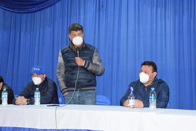 Efraín Alegre en una reunión política en San Juan Nepomuceno.