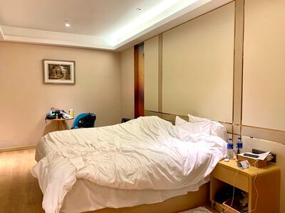 En una habitación sin ventanas o en un hotel excelente con vistas al mar, las cuarentenas hoteleras para quienes llegan desde fuera a China, ya sean extranjeros o chinos, son una experiencia dura, aunque muy diferente, en función del azar y de la capacidad económica de los viajeros. En la imagen, la habitación de hotel sin ventanas que le tocó a Rayben Wang, chino de 33 años, que vive en Canadá y llegó a la ciudad de Chengdu (oeste), a más de mil kilómetros de la provincia de Hunan (centro), donde va a visitar a su familia.