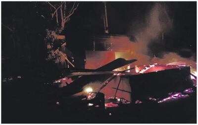 El fuego provocado por los delincuentes destruyó la estructura del retiro de la “Agroganadera Regina”, en Kurusu de Hierro.