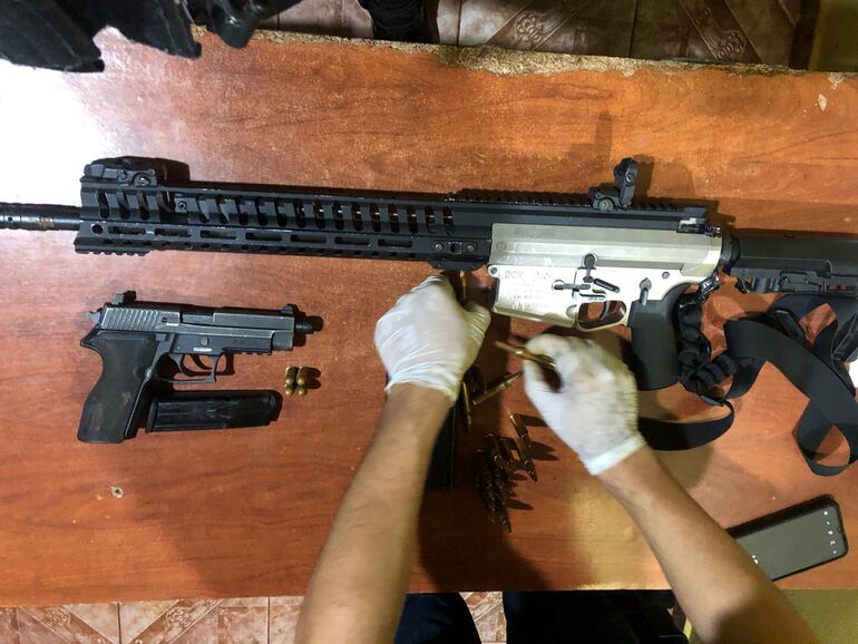 Armas halladas en poder de los detenidos.