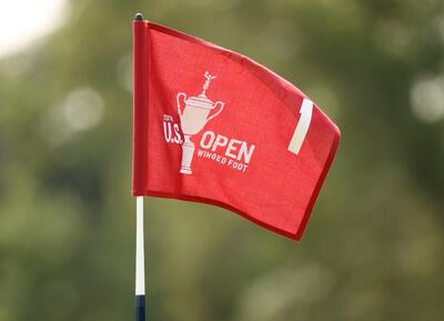 Vista detallada de la bandera del primer hoyo durante la ronda de práctica del 120º Abierto de EE. UU.