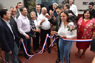 Momento en que las autoridades nacionales y de la municipalidad de Ñemby proceden a inaugurar el departamento de tránsito de la comuna local