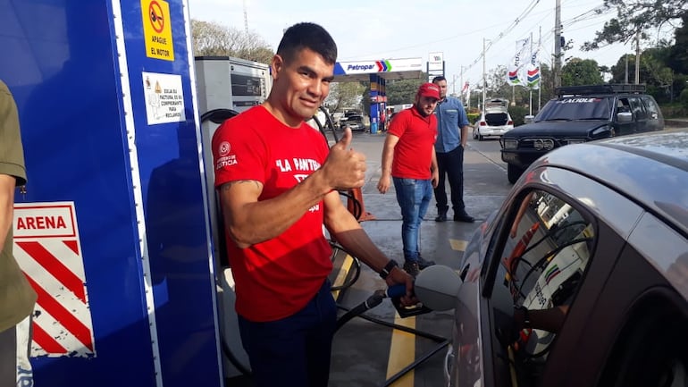Richard "La Pantera" Moray en la estación de servicios de Petropar, en Villa Elisa, hoy.