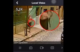 Captura de video de Carlos Colmán Arce, recorriendo con un arma de manera amenazante en el barrio Ciudad Nueva.