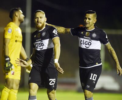 Isidro Pitta Saldívar festeja su gol, el tercero en sus dos últimos juegos. Derlis González se suma a la celebración del cordillerano.