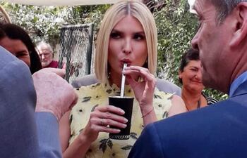 Ivanka Trump degustó del tradicional tereré, ayer durante una breve visita al local de El Granel en Asunción.