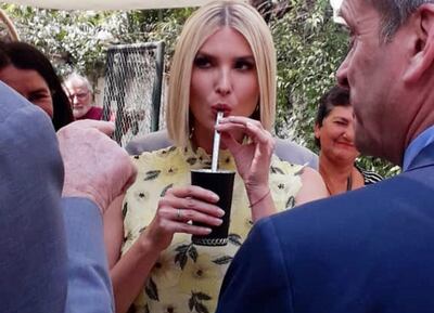 Ivanka Trump degustó del tradicional tereré, ayer durante una breve visita al local de El Granel en Asunción.
