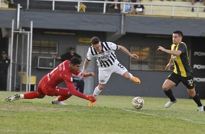 Bautista Merlini elude a Devis Vásquez previo al gol de la victoria gumarela.