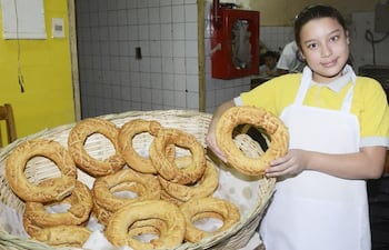 En el mercado 4 reciben los pedidos de la chipa, lo que más llevan ahora son las masas preparadas para compartir con sus hijos en la casa, informaron.