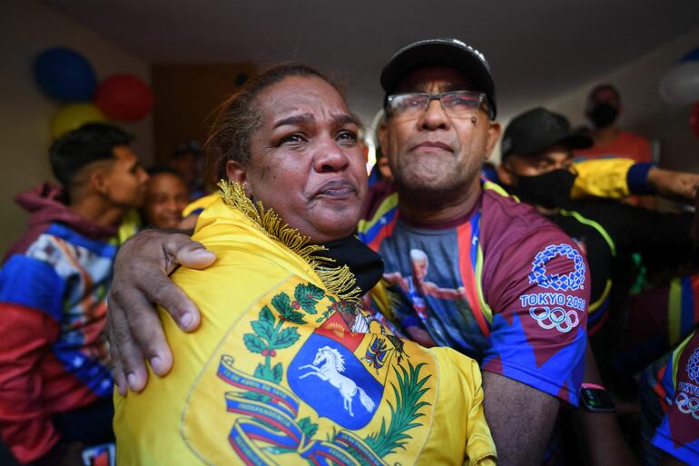 Yulecsi Rodriguez, madre de Yulimar Rojas, celebró el logro de su hija en la localidad de Barcelona, estado de Anzoategui en Venezuela. (L), reacts after watching her compete in the Tokyo Olympics 2020 at