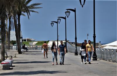 Jóvenes  caminan por Beirut, capital de Líbano. La OMS alerta al mundo que los jóvenes también pueden padecer el covid-19 en diferentes grados e insta a no bajar la guardia.