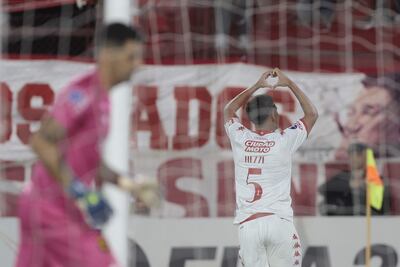 Santiago Hezze de Huracán celebra un gol hoy, en un partido de la fase de grupos de la Copa Sudamericana entre Huracán y Guaraní en el estadio Tomás Adolfo Ducó, en Buenos Aires (Argentina).