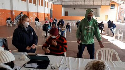 Vacunadores de San Pedro reducen horario por falta de pago de horas extras.