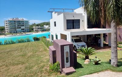 Tres fiscales registraron tres residencias, en forma simultánea, en un complejo de Altos. Los inmuebles fueron decomisados por las autoridades.