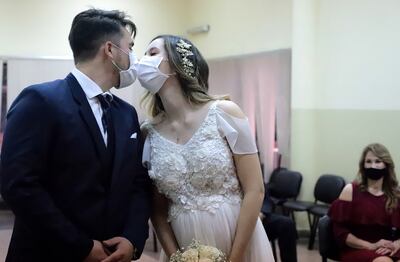 Desde inicios de junio, muchas parejas pudieron celebrar su unión, teniendo como máximo 10 invitados. No obstante, más de 1.200 decidieron postergarla debido al covid-19.